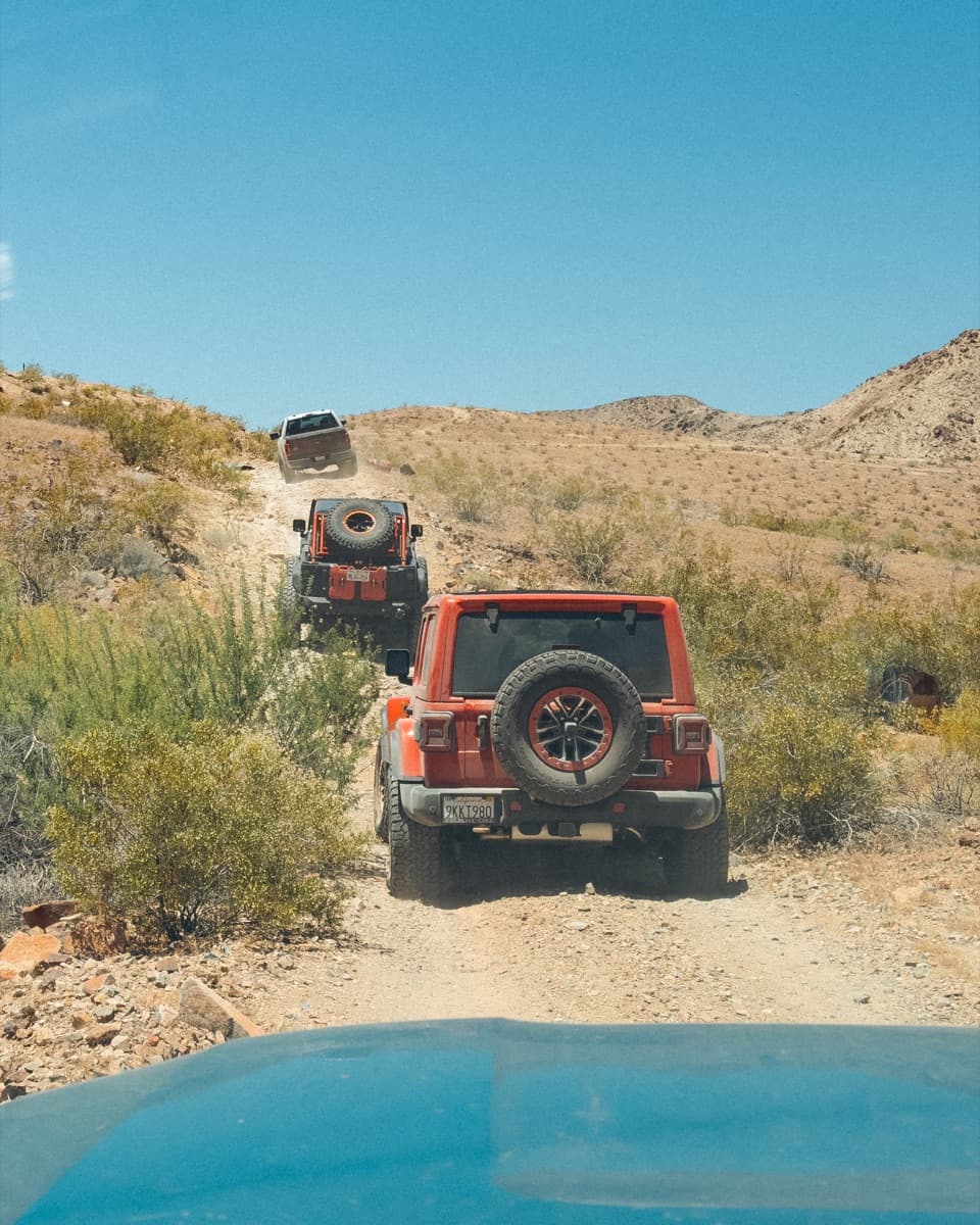 Three deep on the desert trail. Convoy mode activated.
